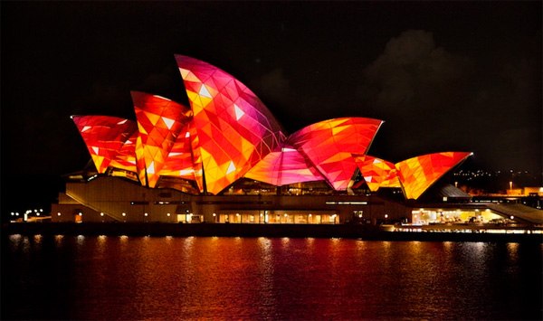 Từ ngày 24/5 - 10/6, lễ hội ánh sáng Vivid Sydney nổi tiếng Australia diễn ra liên tục với các màn trình diễn ánh sáng hoành tráng trên nền âm nhạc sôi động.