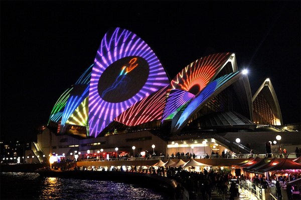 Lễ hội ánh sáng Vivid tại Sydney, Australia là một trong những lễ hội ánh sáng nổi tiếng nhất thế giới và thu hút hơn nửa triệu du khách tới đây tham dự dịp lễ này.