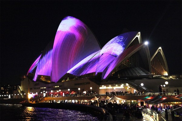 Màn trình diễn ánh sáng bên ngoài công trình nhà hát Opera Sydney huyền thoại chỉ là một phần của lễ hội, từ cầu cảng cho đến khắp đường phố Sydney những ngày này đều trở nên lung linh và rực rỡ ánh đèn. Những du khách may mắn tới Sydney dịp này sẽ có những trải nghiệm không thể quên.